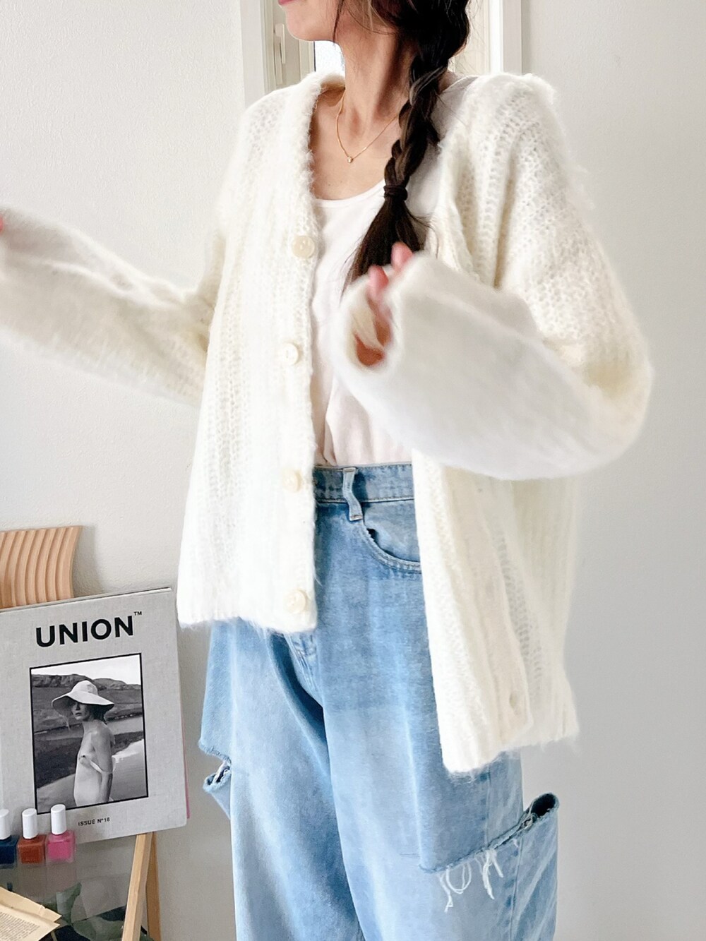 ホワイト系のカーディガン/ボレロを着用したレディースの秋コーディネートの2枚目の写真