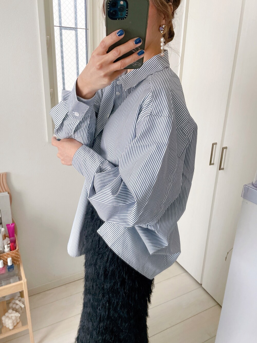 ブルー系のシャツ/ブラウスを着用したレディースの春コーディネートの2枚目の写真