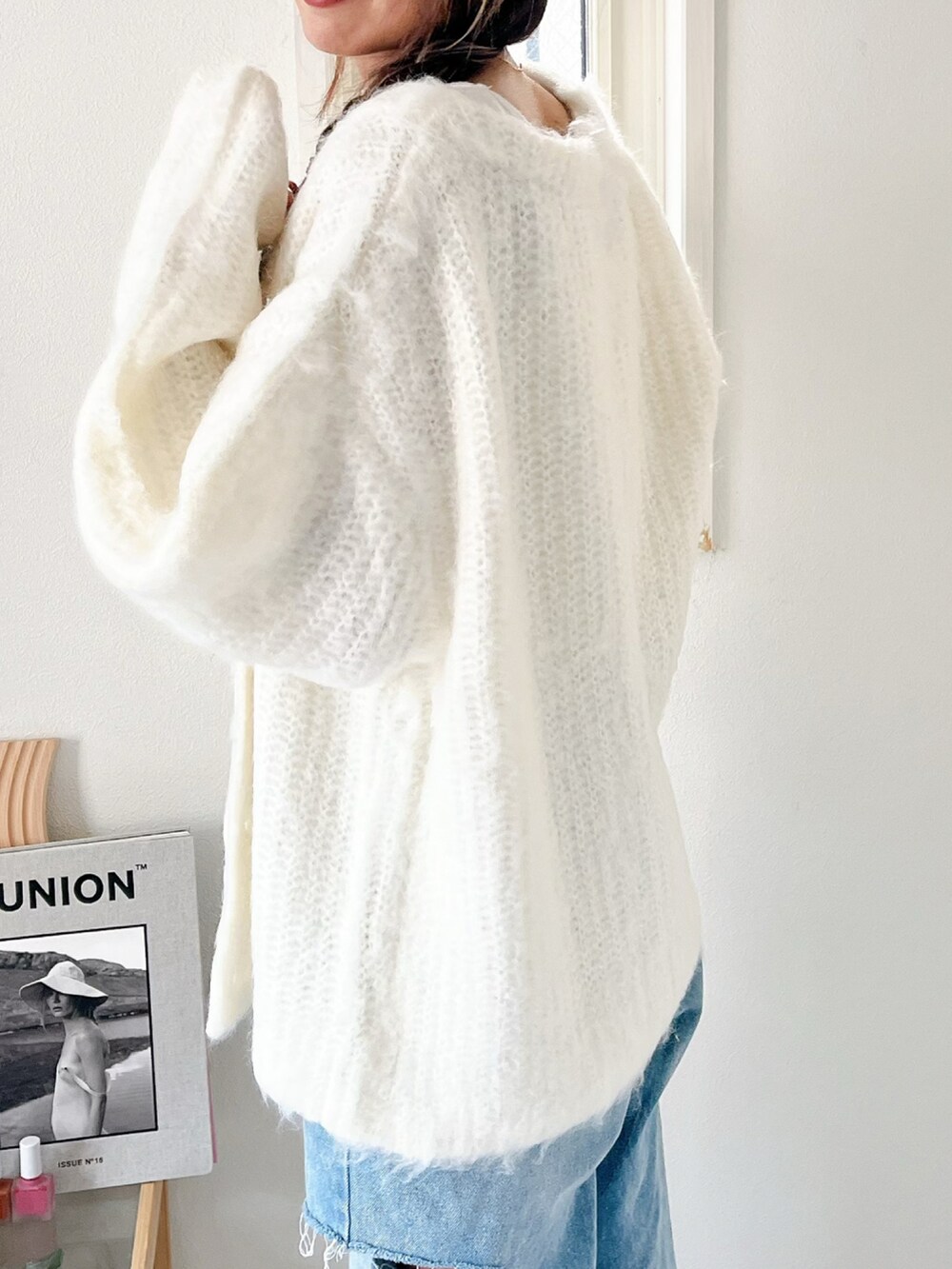 ホワイト系のカーディガン/ボレロを着用したレディースの秋コーディネートの3枚目の写真