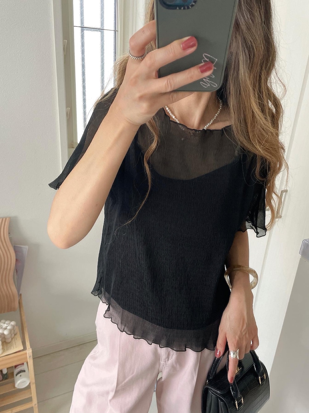 ブラック系のシャツ/ブラウス、ベージュ系のスカートを着用したレディースの夏コーディネートの2枚目の写真