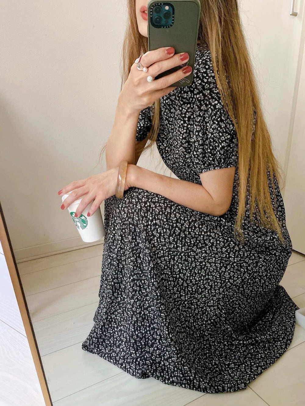 ブラック系のワンピースを着用したレディースの夏コーディネートの2枚目の写真