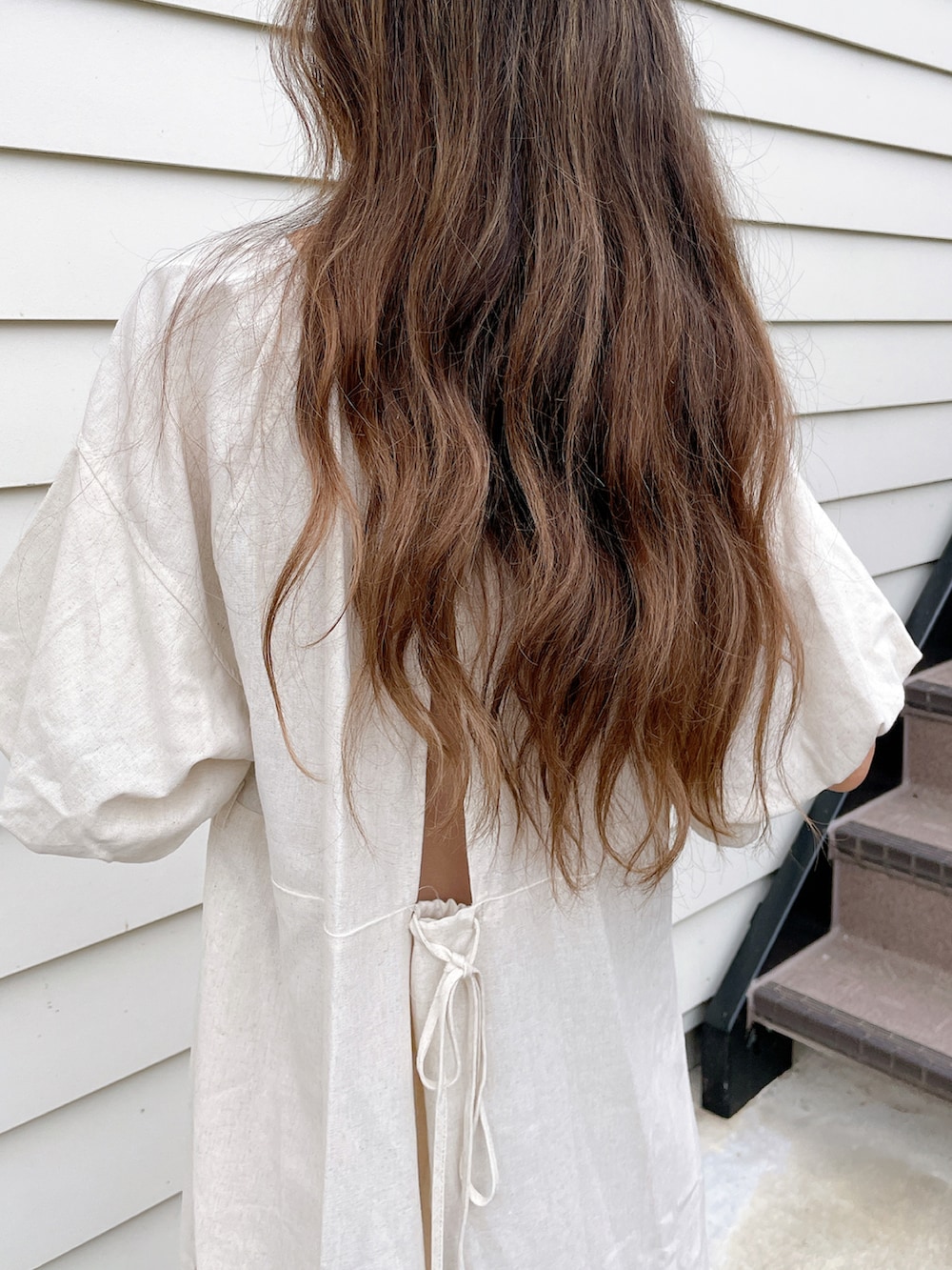 ホワイト系のワンピースを着用したレディースの夏コーディネートの3枚目の写真