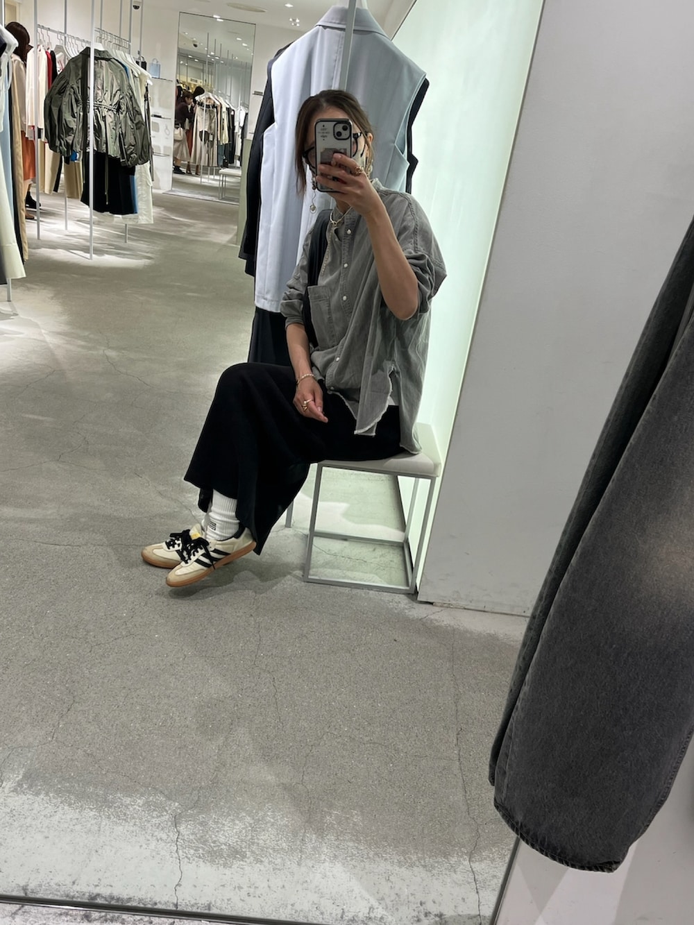 グレー系のシャツ/ブラウス、ブラック系のスカートを着用したレディースの春コーディネートの2枚目の写真