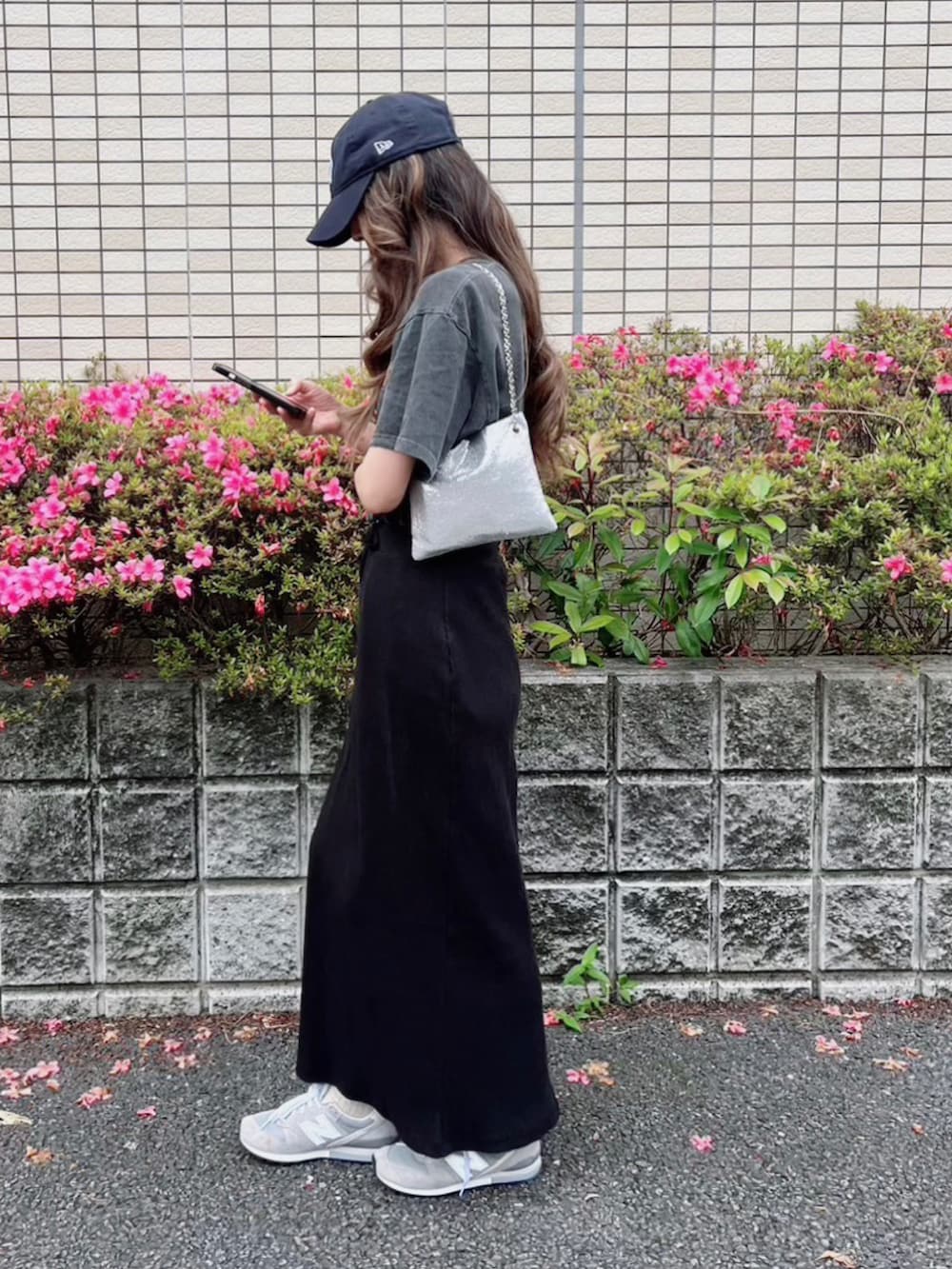 ブラック系のTシャツ/カットソー、ブラック系のスカートを着用したレディースの夏コーディネートの2枚目の写真