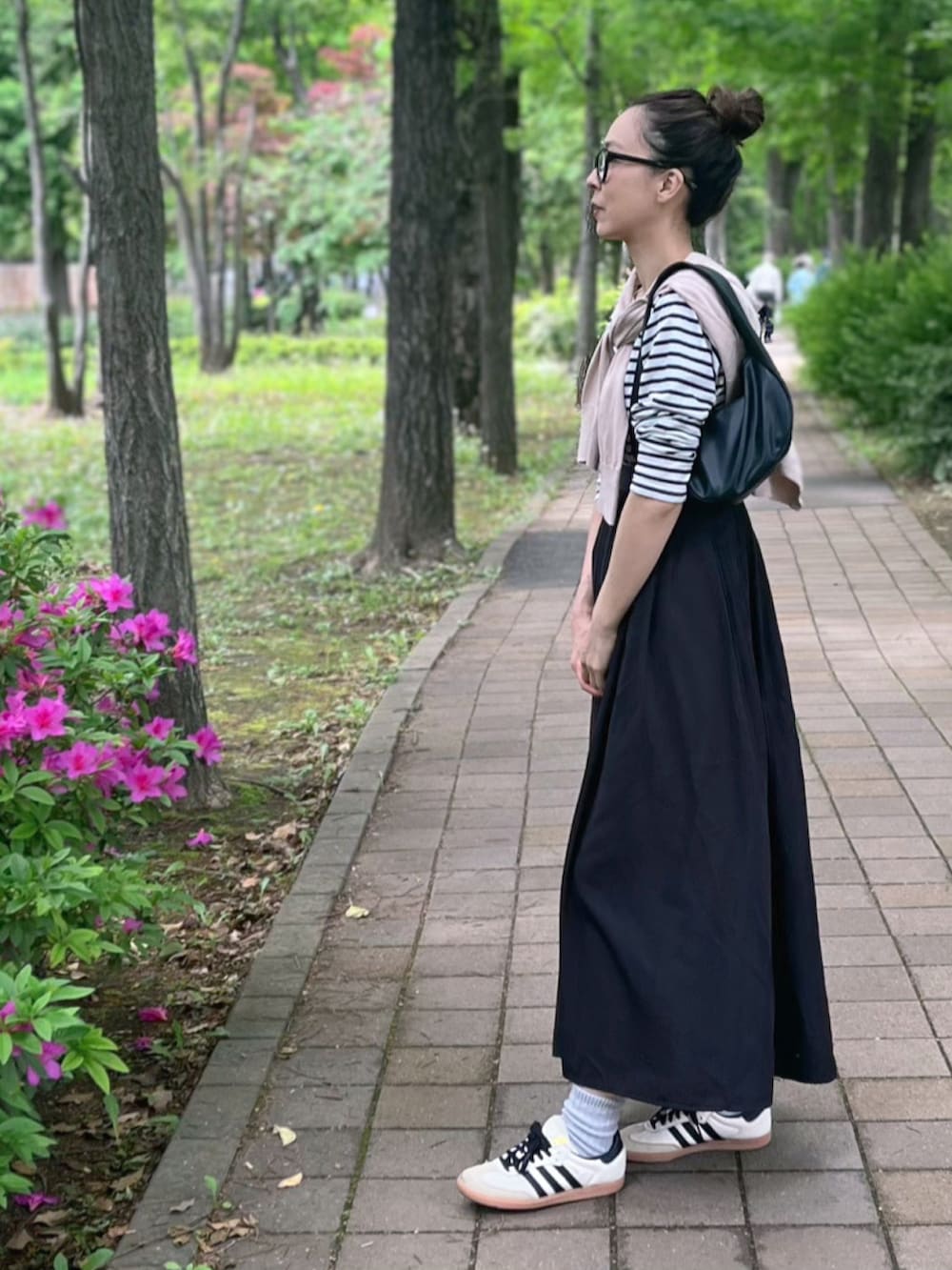 ブラック系のスカート、ブラック系のサスペンダーを着用したレディースの春コーディネートの2枚目の写真