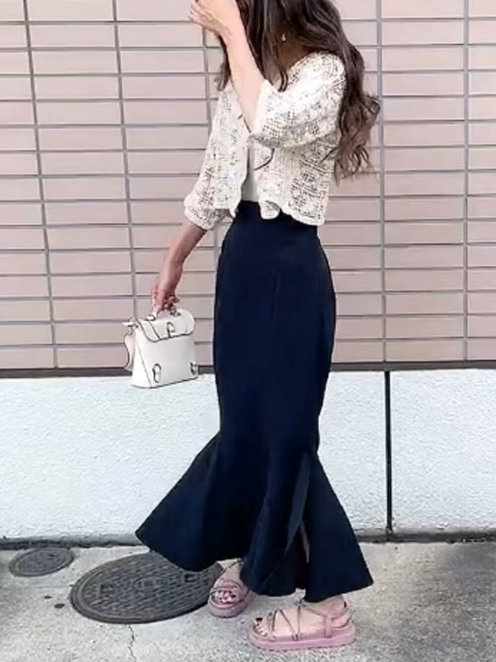 ベージュ系のカーディガン/ボレロを着用したレディースの夏コーディネートの2枚目の写真