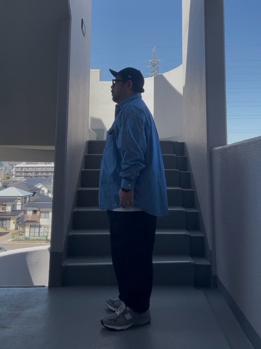 ブルー系のシャツ/ブラウス、ブルー系のカーゴパンツ、グレー系のスニーカーを着用したメンズの春コーディネートの2枚目の写真