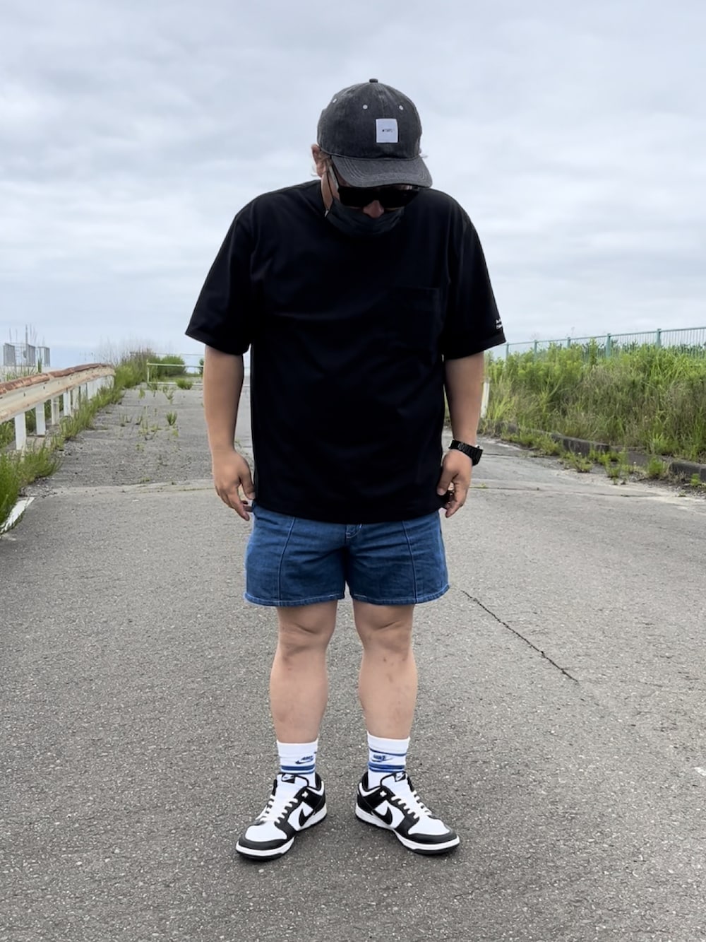 ブラック系のワンピース、その他のスニーカー、イエロー系のエコバッグ/サブバッグを着用したレディースの夏コーディネートの2枚目の写真