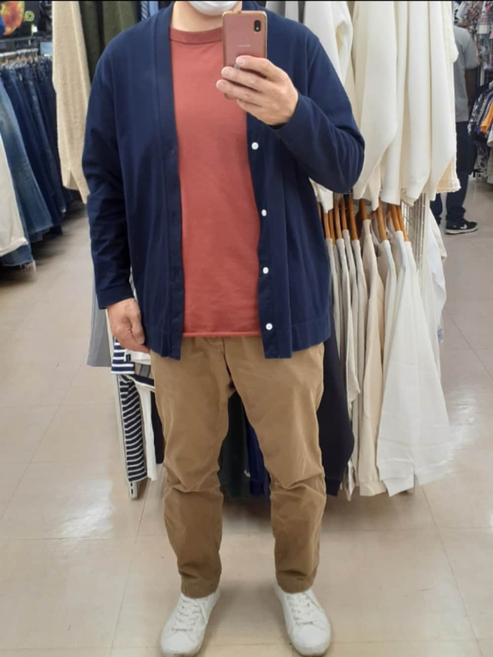 ブラウン系のTシャツ/カットソー、ベージュ系のチノパンツ、ブルー系のカーディガン/ボレロを着用したメンズの春コーディネートの2枚目の写真