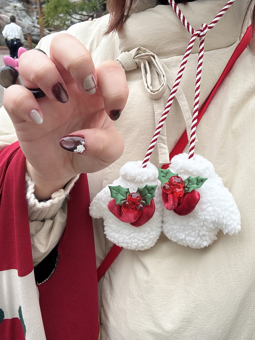 ベージュ系のブルゾン、ブラック系のスカート、ブラック系のブーツを着用したレディースの冬コーディネートの3枚目の写真