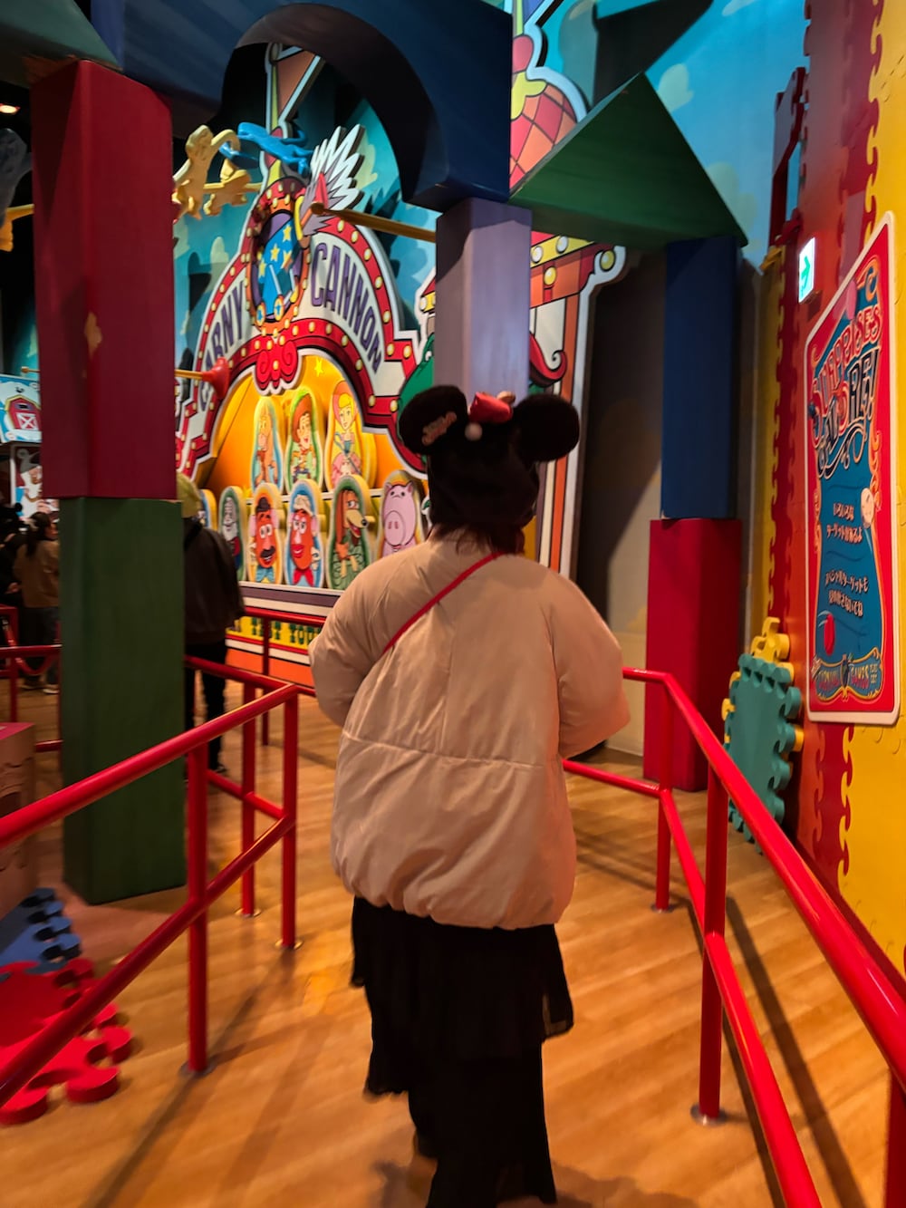 ベージュ系のブルゾン、ブラック系のスカート、ブラック系のブーツを着用したレディースの冬コーディネートの2枚目の写真