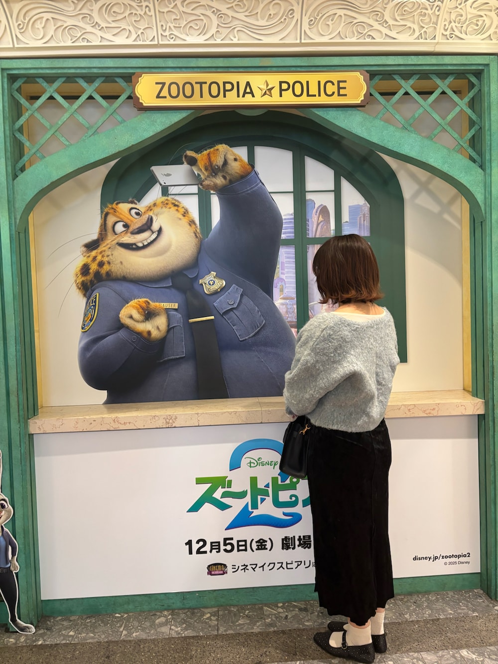 ブルー系のカーディガン/ボレロ、ホワイト系のカーディガン/ボレロ、ブラック系のワンピースを着用したレディースの秋コーディネートの3枚目の写真