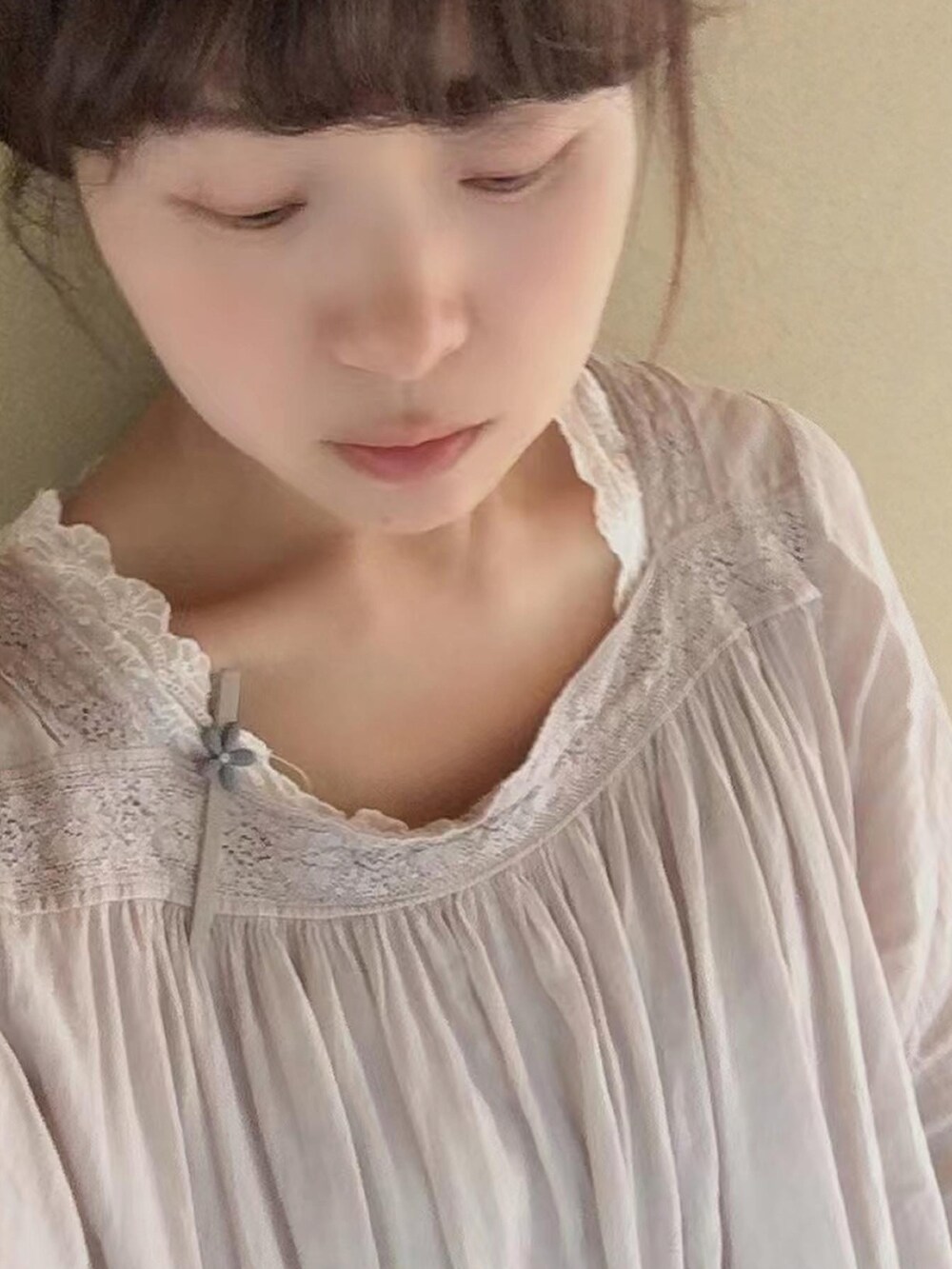 ピンク系のチノパンツ、グレー系のトップスを着用したレディースの夏コーディネートの2枚目の写真