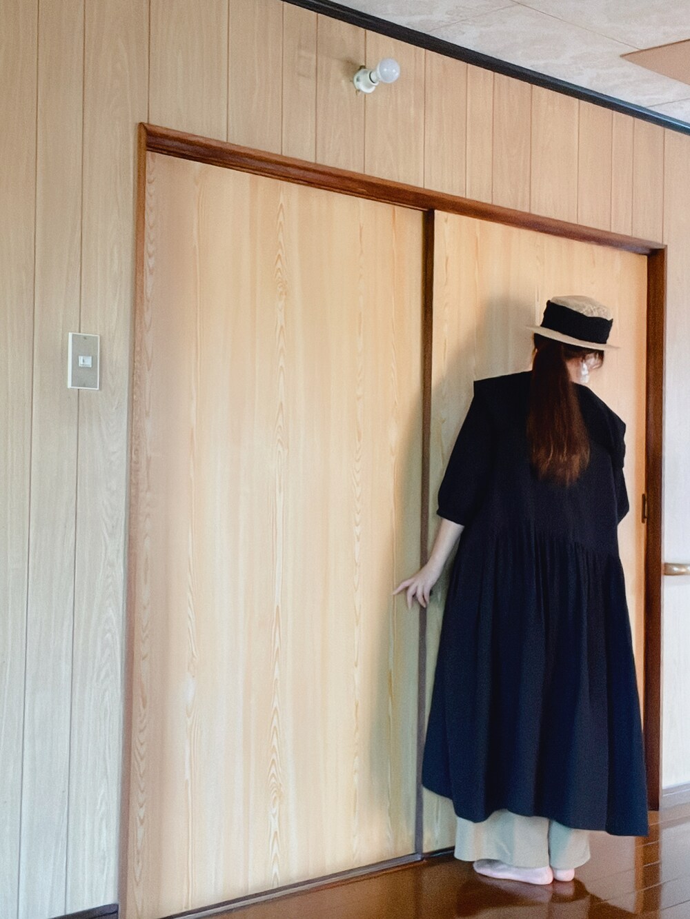 ブラック系のジャンパースカート、ブラック系のシャツ/ブラウスを着用したレディースの夏コーディネートの3枚目の写真