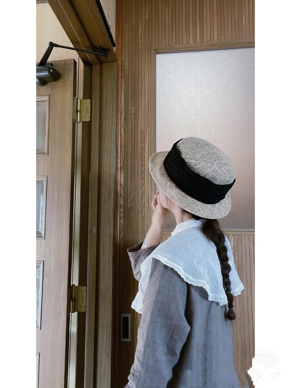 ベージュ系のキャップ、ホワイト系の付け襟を着用したレディースの夏コーディネートの2枚目の写真