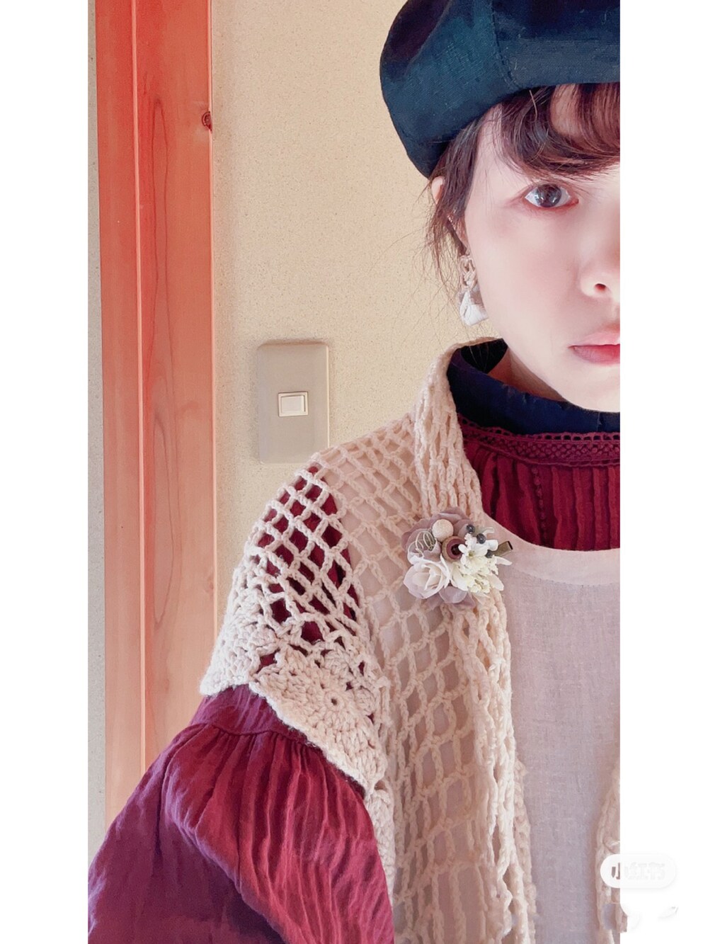 ベージュ系のワンピース、ブラウン系のシャツ/ブラウスを着用したレディースの秋コーディネートの2枚目の写真