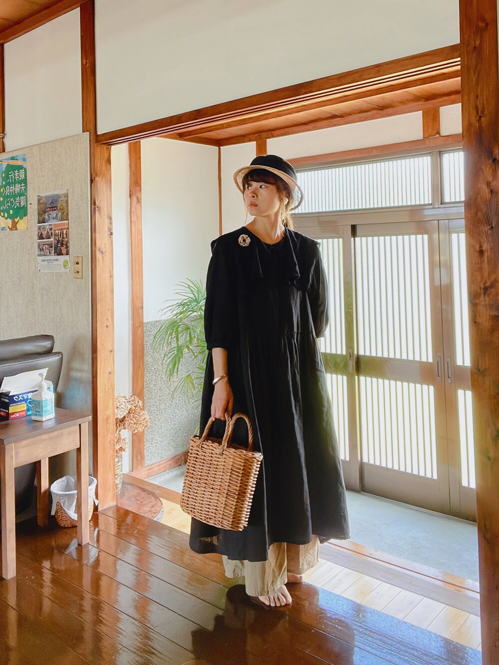 ブラック系のジャンパースカート、ブラック系のシャツ/ブラウスを着用したレディースの夏コーディネートの2枚目の写真