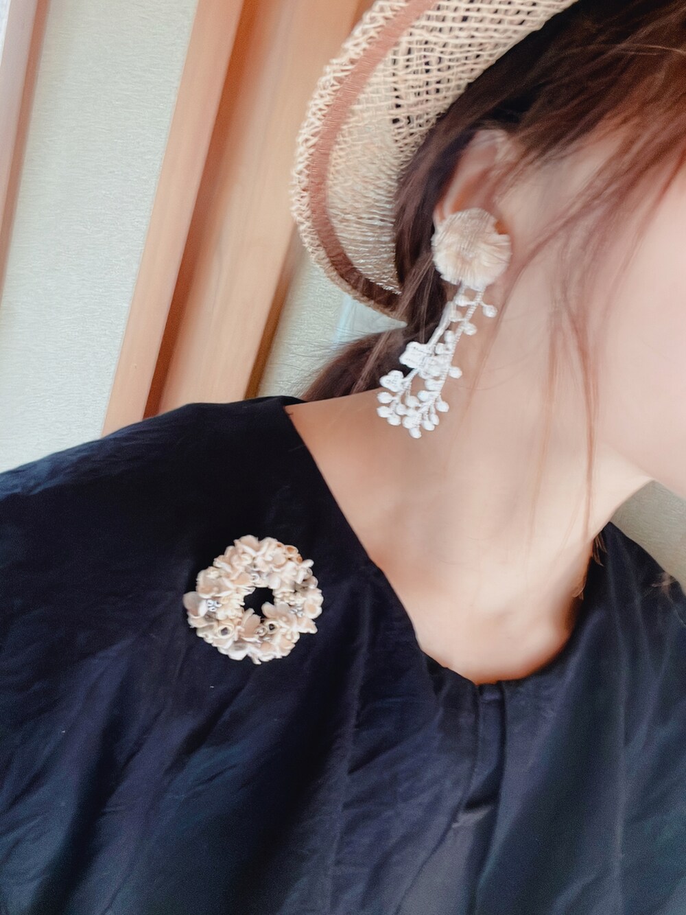 ブラック系のジャンパースカート、ブラック系のシャツ/ブラウスを着用したレディースの夏コーディネートの4枚目の写真