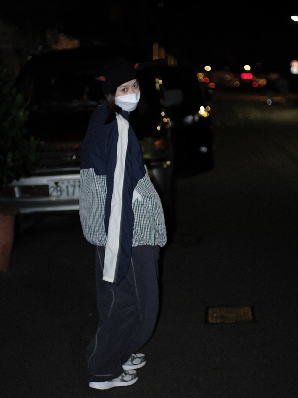 ブルー系のジャケット/アウターを着用したレディースの秋コーディネートの2枚目の写真