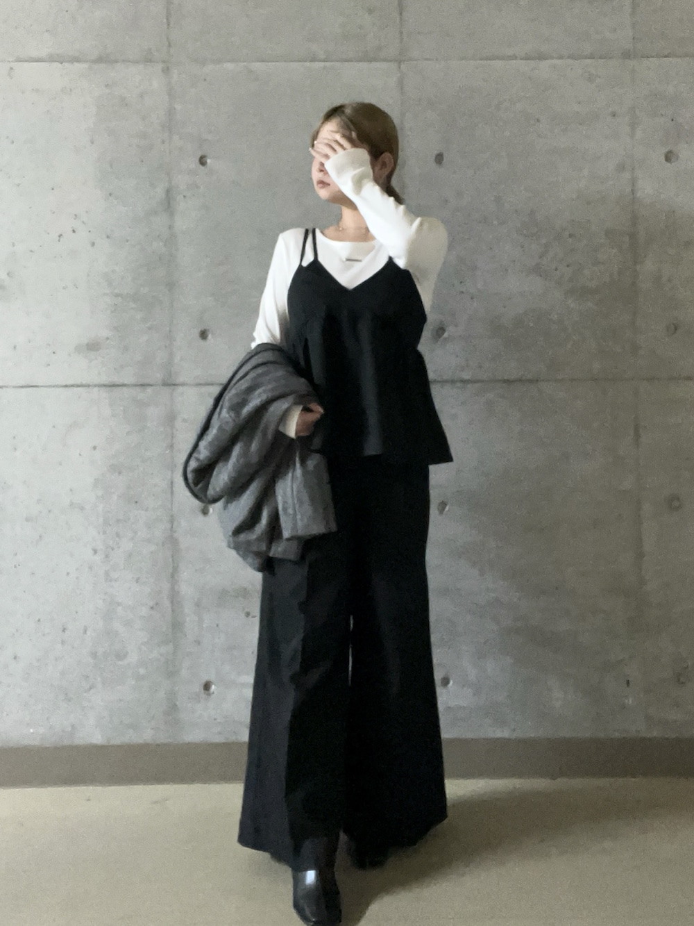 ホワイト系のTシャツ/カットソー、ブラック系のその他トップス、ブラック系のその他パンツを着用したレディースの秋コーディネートの2枚目の写真