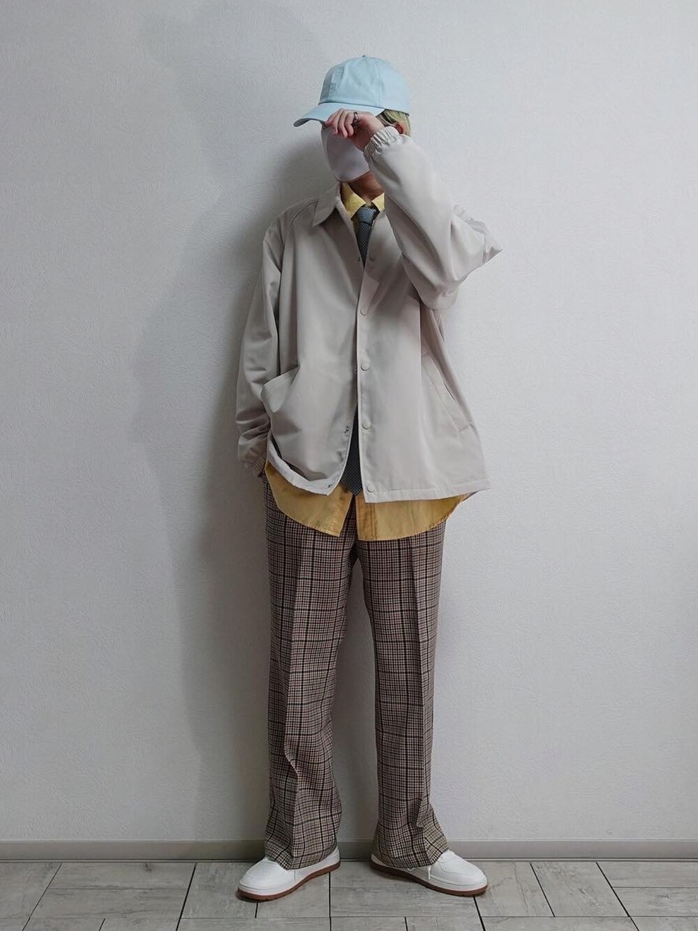 「チェックパンツ、ストリート、キャップ、白スニーカー、コーチジャケット、ネクタイ、古着、フレアパンツ、GUコーデ、GU、ユニクロコーデ、UNIQLO、春コーデ、プチプラ、ベージュパンツ」｜「🔥YouTube → 「田中の試着室」のアイテム（ワンピース/ドレス、その他）」を使った、たなか/ YouTube「田中の試着室」さん（メンズ・175cm）の冬コーディネートの2枚目の写真