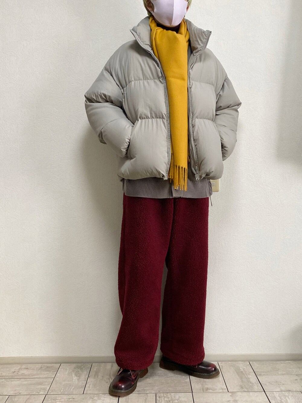 ブラウン系のブーツ、レッド系のパンツ、その他のワンピース/ドレスを着用したメンズの冬コーディネートの2枚目の写真