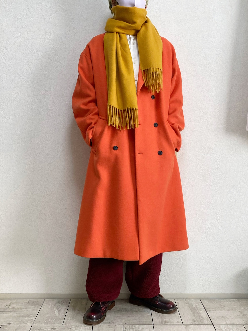 ブラウン系のブーツ、シルバー系のトートバッグ、レッド系のパンツを着用したメンズの冬コーディネートの2枚目の写真