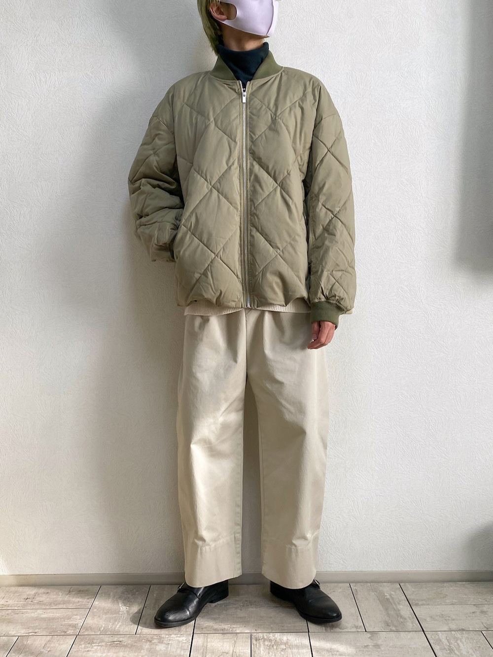 「stylemixer、スタイルミキサー、スタミキ、メンズ、冬コーデ、トートバッグ、キルティングジャケット、ミリタリー、UNIQLO U、UNIQLOコーデ、ユニクロ、GUコーデ、革靴、グリーン、タートルネック」|「GU リアルレザー🔥のアイテム(ドレスシューズ、ブラック系)」を使った、たなか/ YouTube「田中の試着室」さん(メンズ・175cm)の冬コーディネートの4枚目の写真