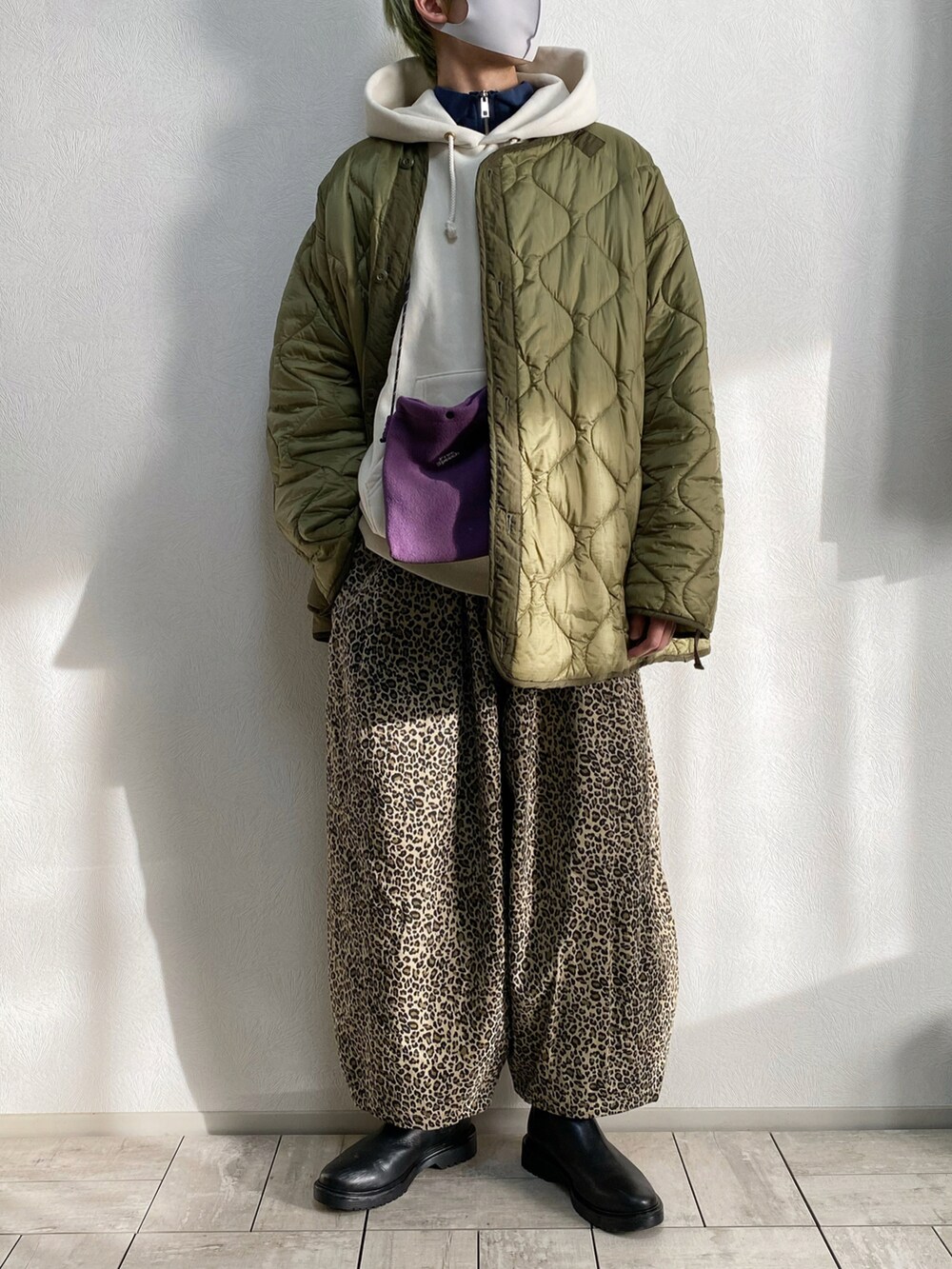 「ビッグシルエット、ストリート、レオパード、あったかコーデ、kutir、バルーンパンツ、GUコーデ、ジーユー、GU、キルティングジャケット、パーカー、サコッシュ、ミリタリー、プチプラ、サイドゴアブーツ」|「GU ブーツ🔥のアイテム(ブーツ、ブラック系)」を使った、たなか/ YouTube「田中の試着室」さん(メンズ・175cm)の冬コーディネートの2枚目の写真
