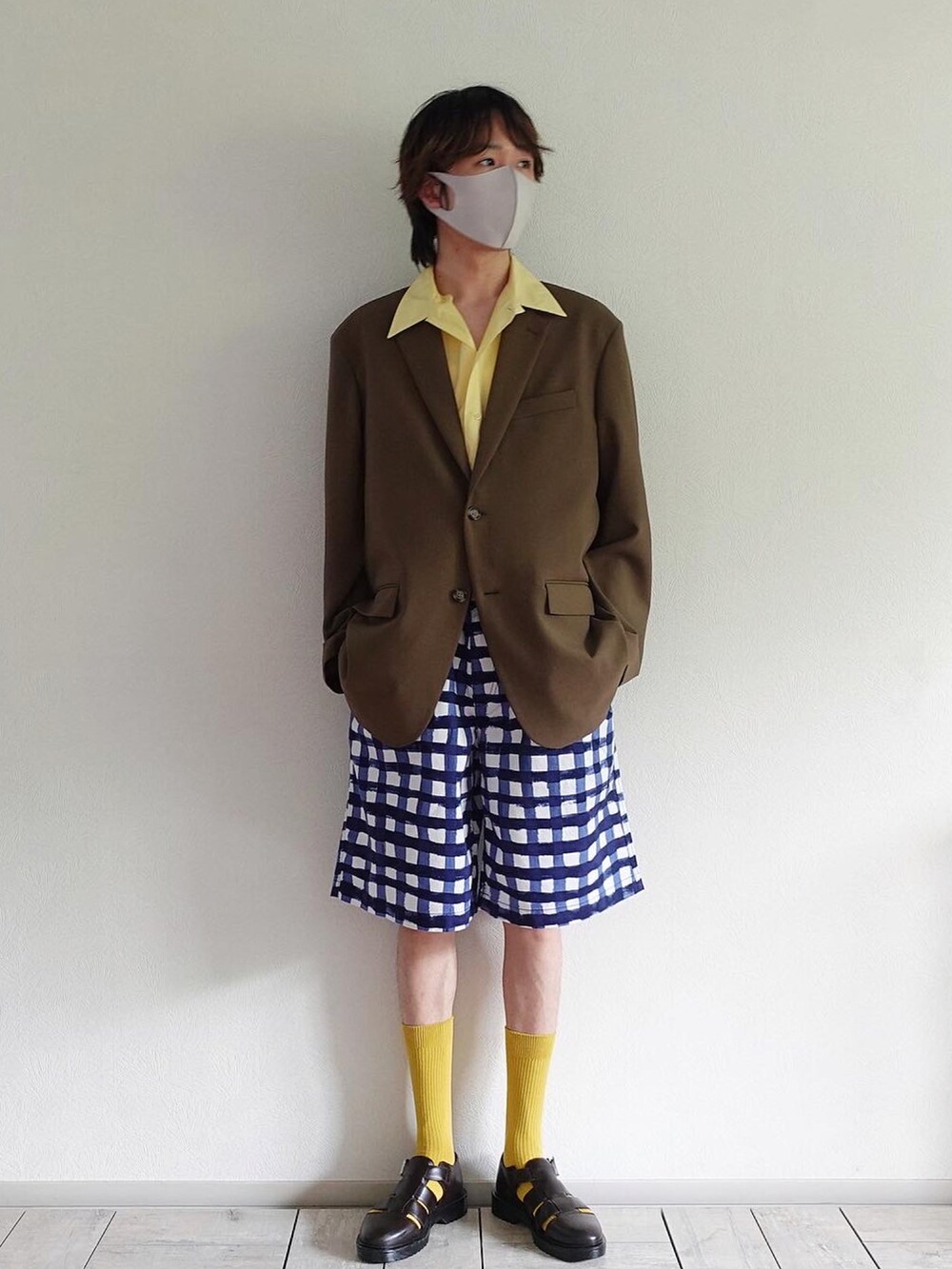 ブラウン系のサンダル、ホワイト系のスウェットパンツ、その他のワンピース/ドレスを着用したメンズの春コーディネートの3枚目の写真