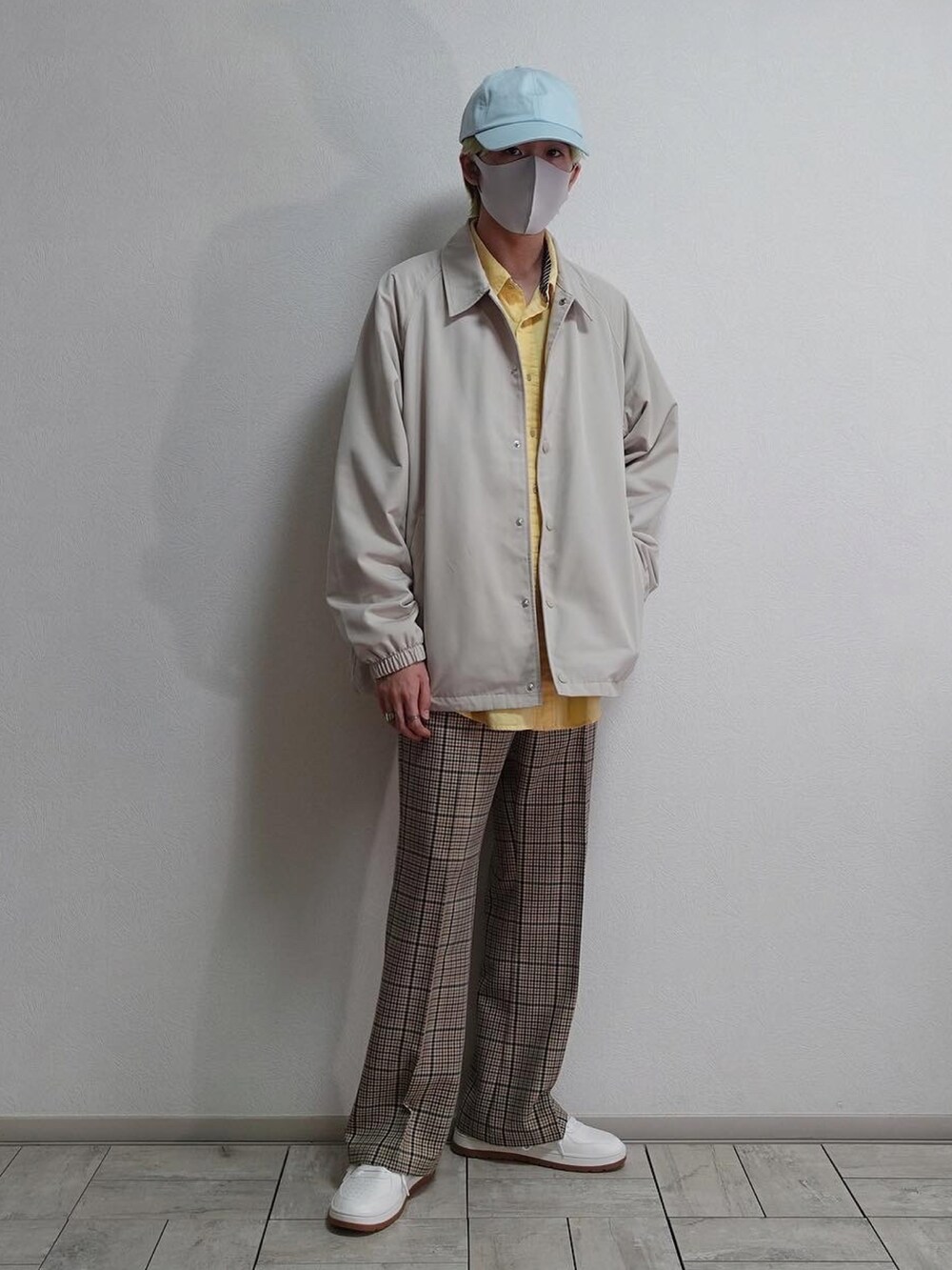 「チェックパンツ、ストリート、キャップ、白スニーカー、コーチジャケット、ネクタイ、古着、フレアパンツ、GUコーデ、GU、ユニクロコーデ、UNIQLO、春コーデ、プチプラ、ベージュパンツ」｜「🔥YouTube → 「田中の試着室」のアイテム（ワンピース/ドレス、その他）」を使った、たなか/ YouTube「田中の試着室」さん（メンズ・175cm）の冬コーディネートの3枚目の写真
