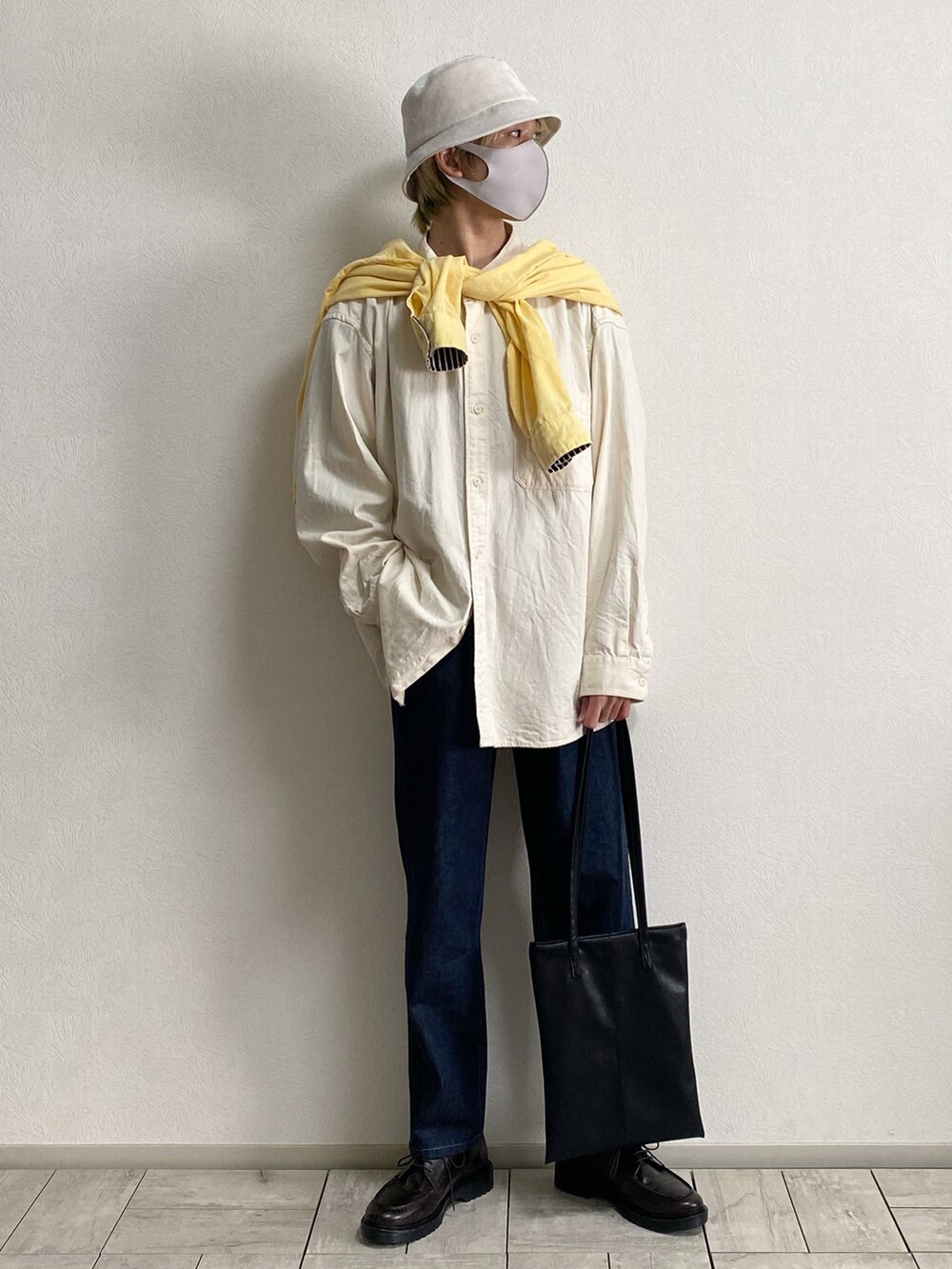 その他のワンピース/ドレス、その他のワンピース/ドレス、ブルー系のデニムパンツを着用したメンズの冬コーディネートの2枚目の写真