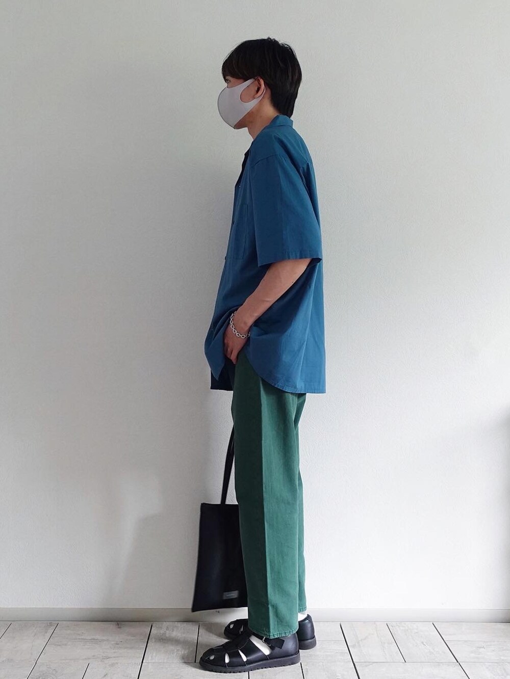 「デニムっていいよね、デニムパンツ、ワイドパンツ、オープンカラーシャツ、グルカサンダル、レザーサンダル、夏コーデ、グリーン、ブルー、トートバッグ、ユニクロ、UNIQLO、ジーユー、GU、大人カジュアル」｜「GUのアイテム（デニムパンツ、グリーン系）」を使った、たなか/ YouTube「田中の試着室」さん（メンズ・175cm）の夏コーディネートの2枚目の写真