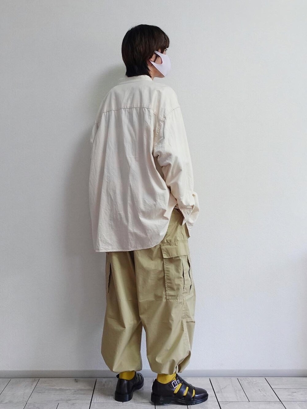 ベージュ系のカーゴパンツ、その他のワンピース/ドレス、ブラウン系のサンダルを着用したメンズの夏コーディネートの3枚目の写真