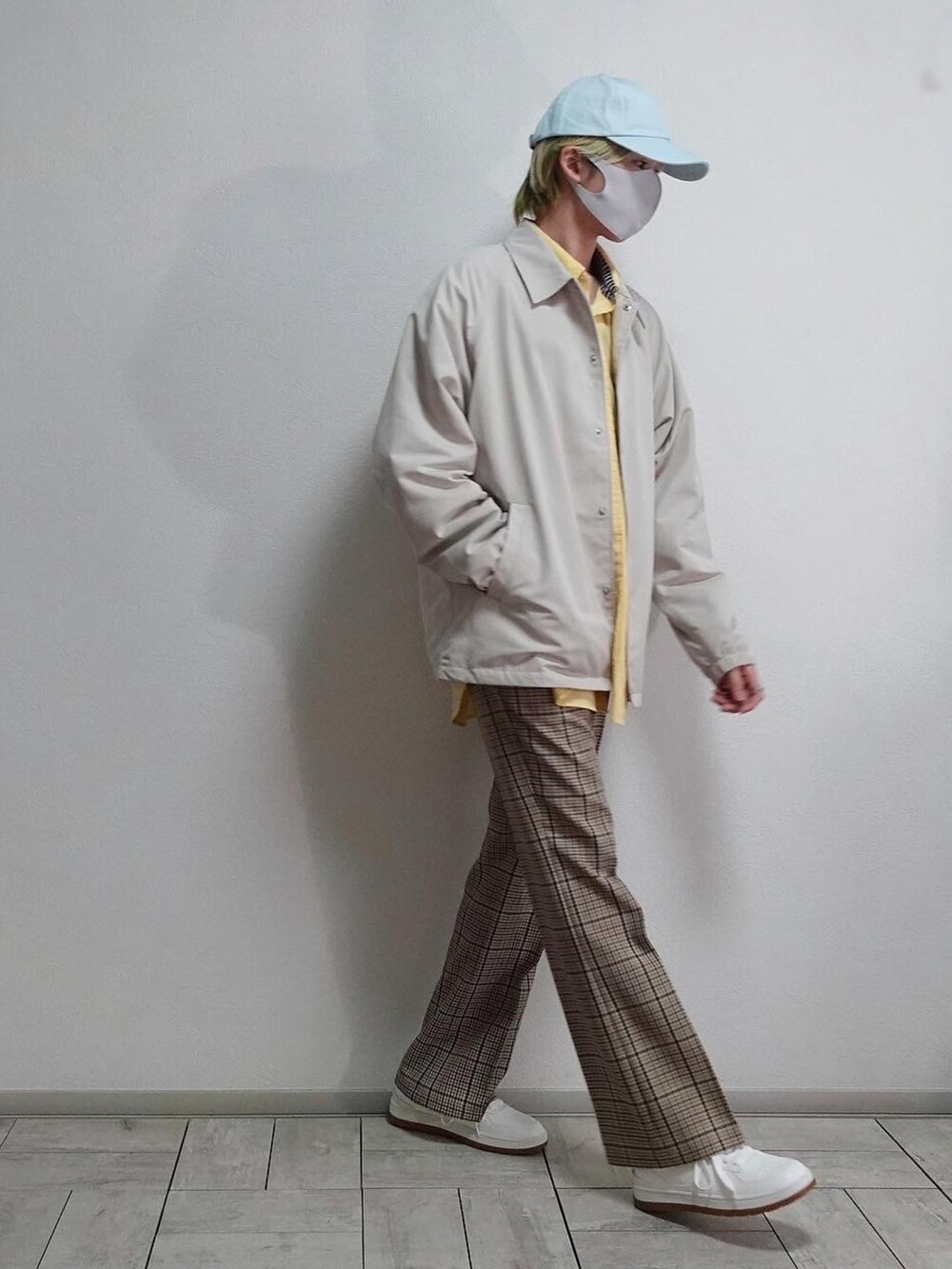 「チェックパンツ、ストリート、キャップ、白スニーカー、コーチジャケット、ネクタイ、古着、フレアパンツ、GUコーデ、GU、ユニクロコーデ、UNIQLO、春コーデ、プチプラ、ベージュパンツ」｜「🔥YouTube → 「田中の試着室」のアイテム（ワンピース/ドレス、その他）」を使った、たなか/ YouTube「田中の試着室」さん（メンズ・175cm）の冬コーディネートの4枚目の写真