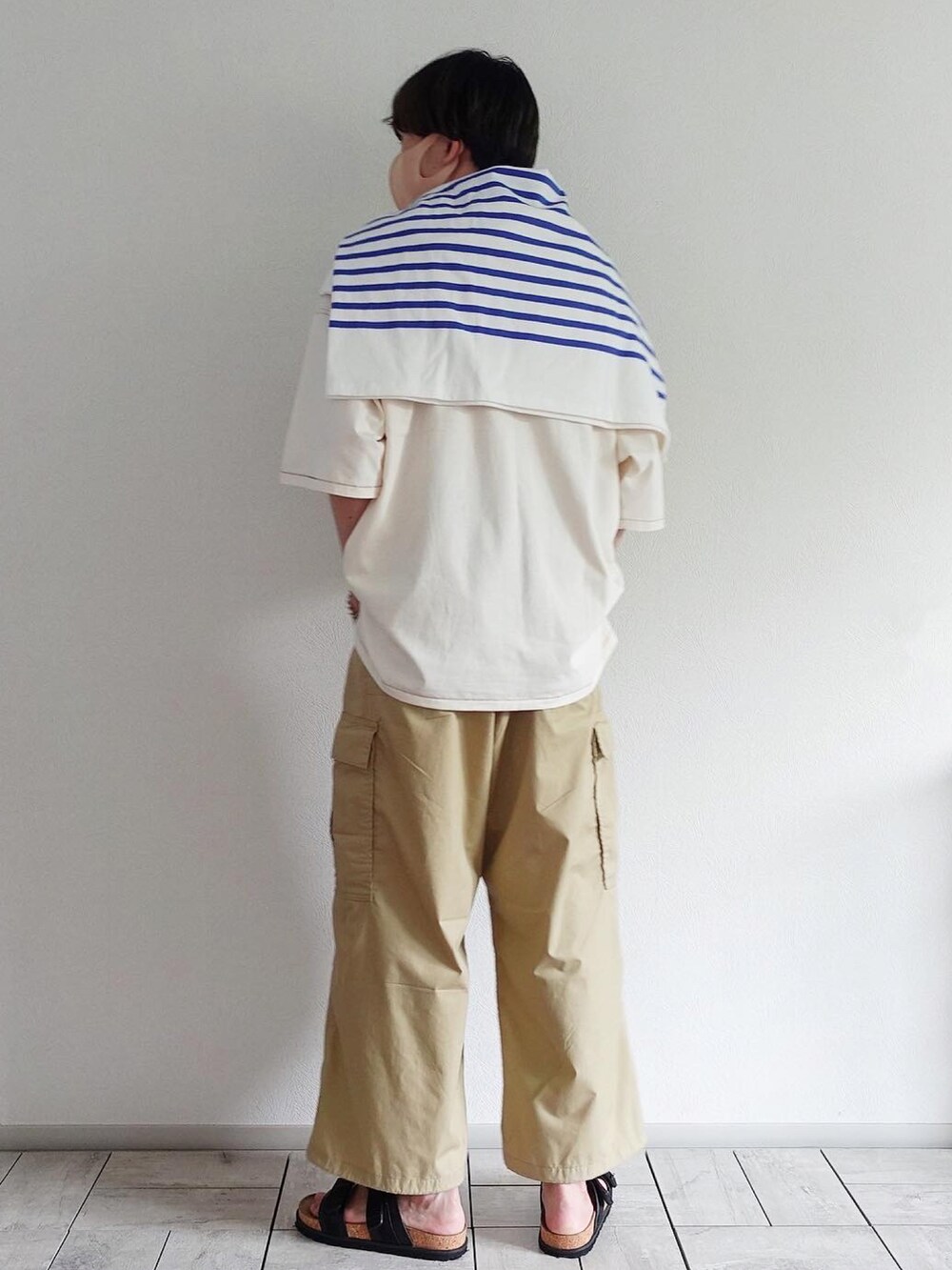 ブラック系のサンダル、ベージュ系のカーゴパンツ、その他のワンピース/ドレスを着用したメンズの夏コーディネートの2枚目の写真