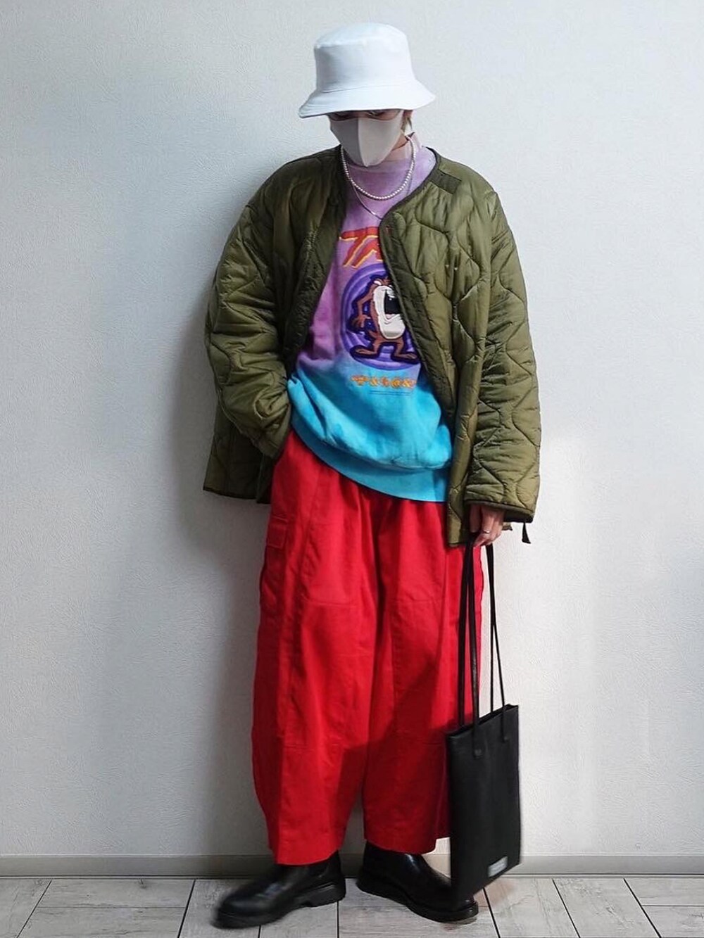 ブルー系のスウェット、グリーン系のモッズコート、その他のワンピース/ドレスを着用したメンズの冬コーディネートの3枚目の写真