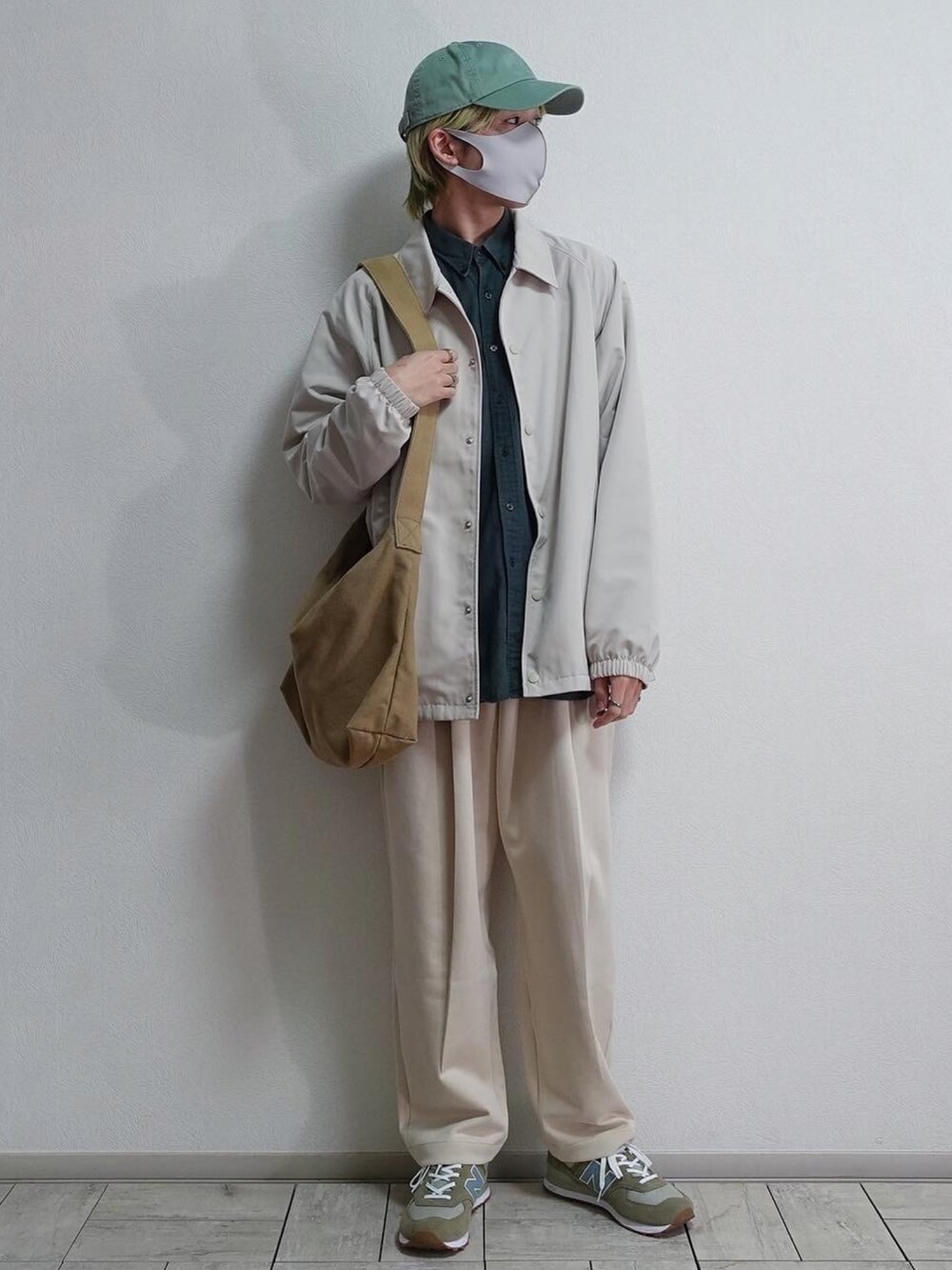 グリーン系のスニーカー、その他のワンピース/ドレス、ホワイト系のスウェットパンツを着用したメンズの冬コーディネートの3枚目の写真