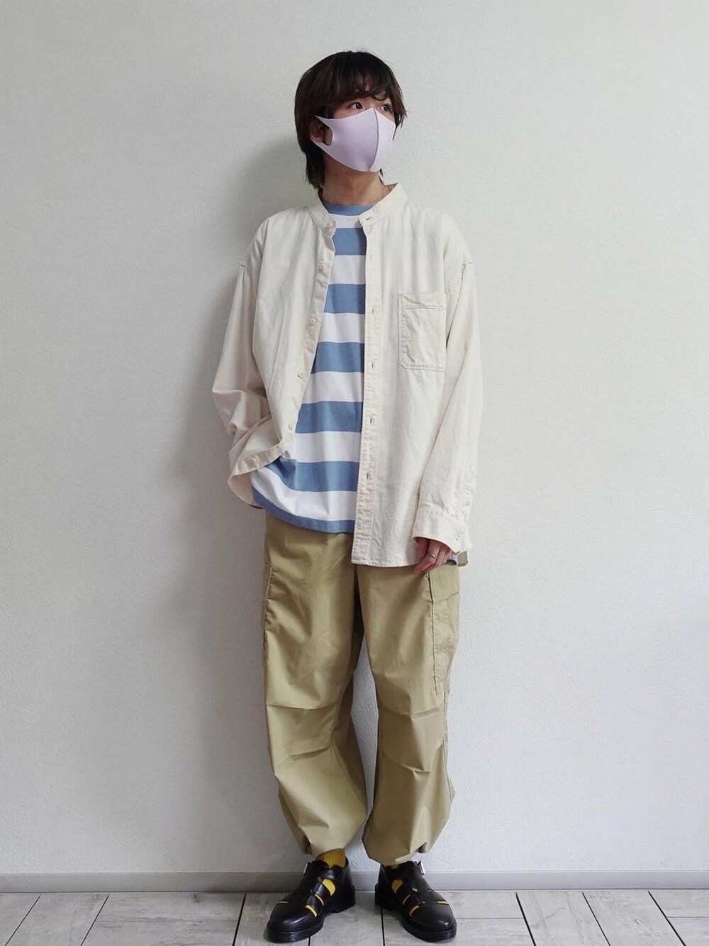 ベージュ系のカーゴパンツ、その他のワンピース/ドレス、ブラウン系のサンダルを着用したメンズの夏コーディネートの2枚目の写真