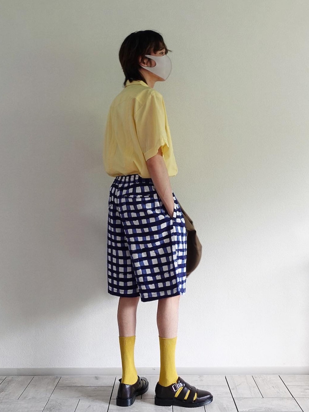 ブラウン系のサンダル、ホワイト系のスウェットパンツ、その他のワンピース/ドレスを着用したメンズの春コーディネートの2枚目の写真