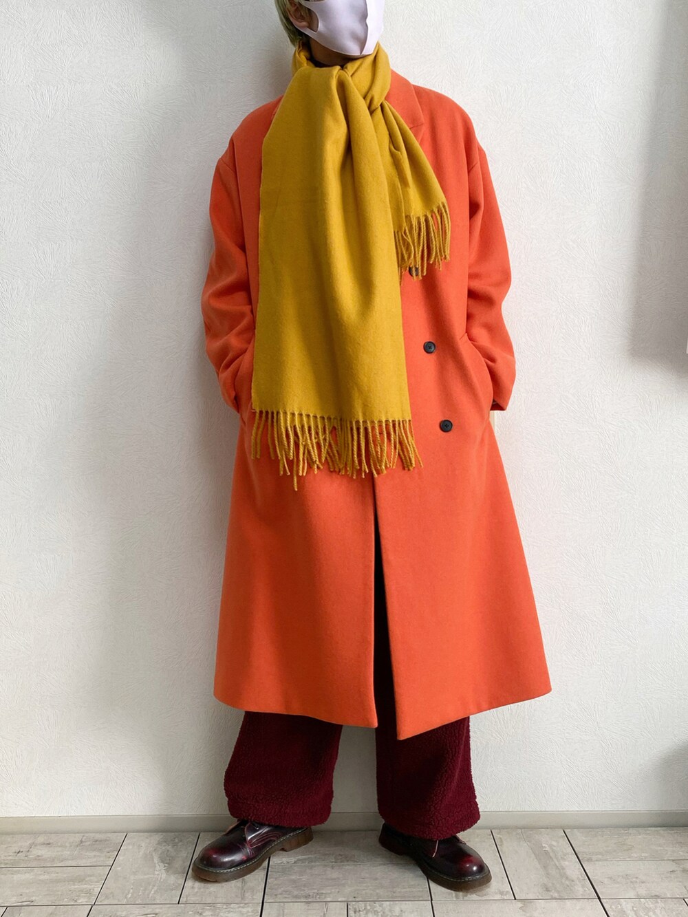 ブラウン系のブーツ、シルバー系のトートバッグ、レッド系のパンツを着用したメンズの冬コーディネートの3枚目の写真