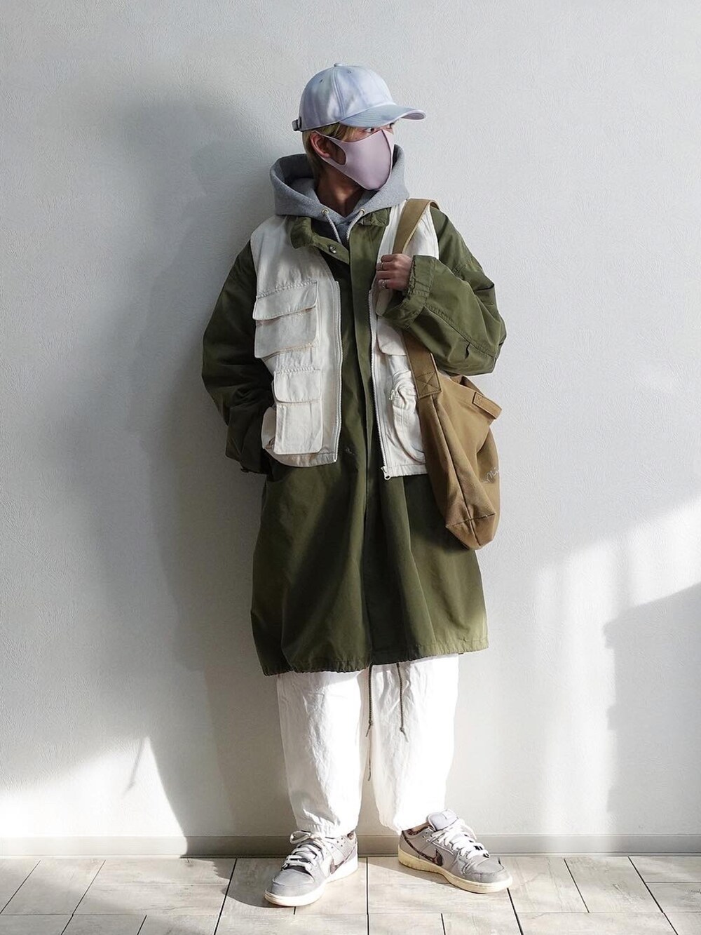 グレー系のスニーカー、ブルー系のデニムパンツ、その他のワンピース/ドレスを着用したメンズの冬コーディネートの3枚目の写真