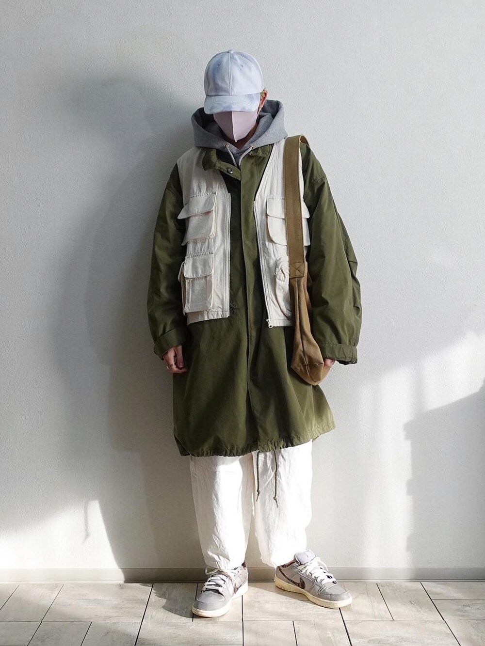 グレー系のスニーカー、ブルー系のデニムパンツ、その他のワンピース/ドレスを着用したメンズの冬コーディネートの2枚目の写真