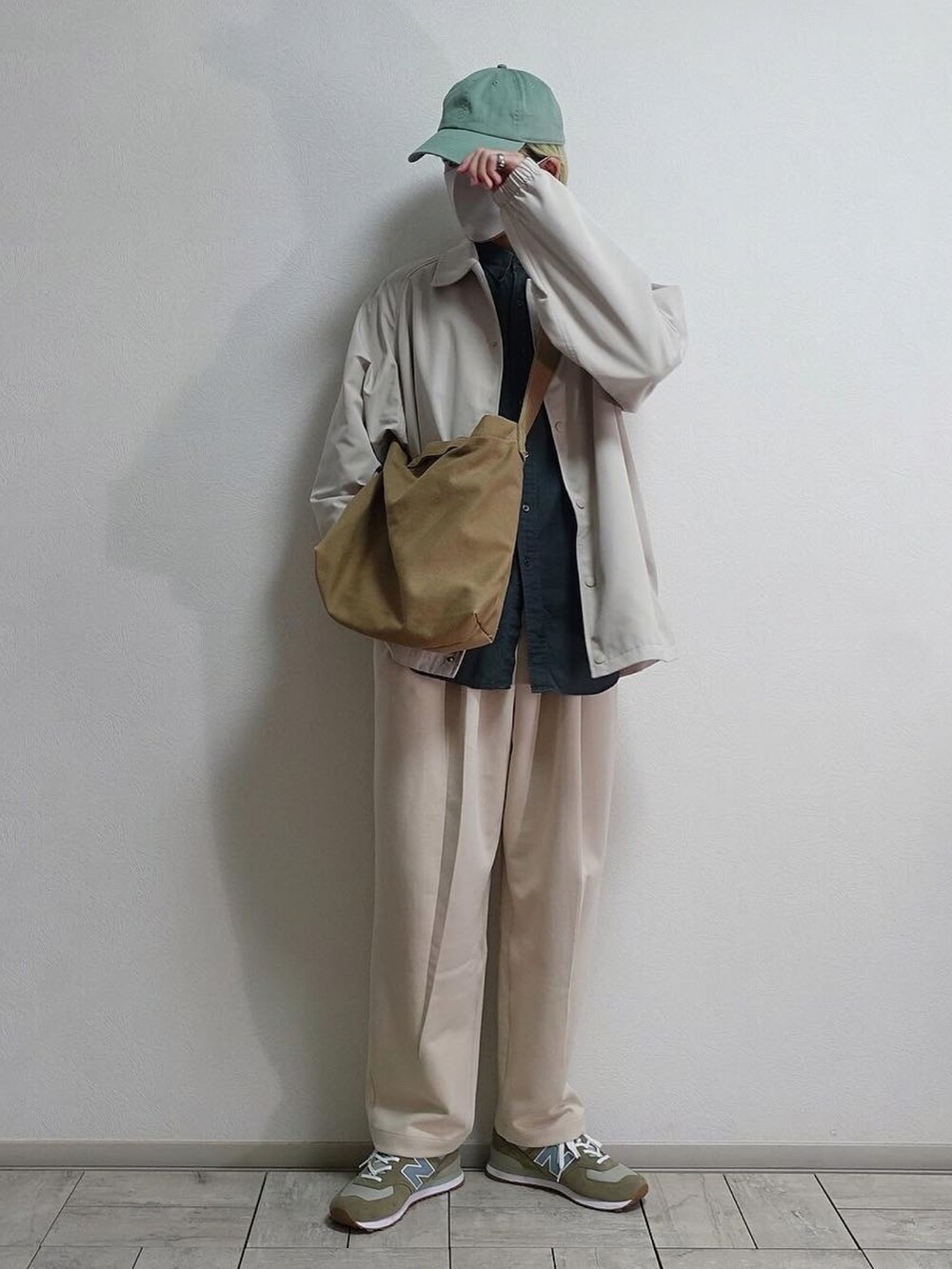 グリーン系のスニーカー、その他のワンピース/ドレス、ホワイト系のスウェットパンツを着用したメンズの冬コーディネートの2枚目の写真