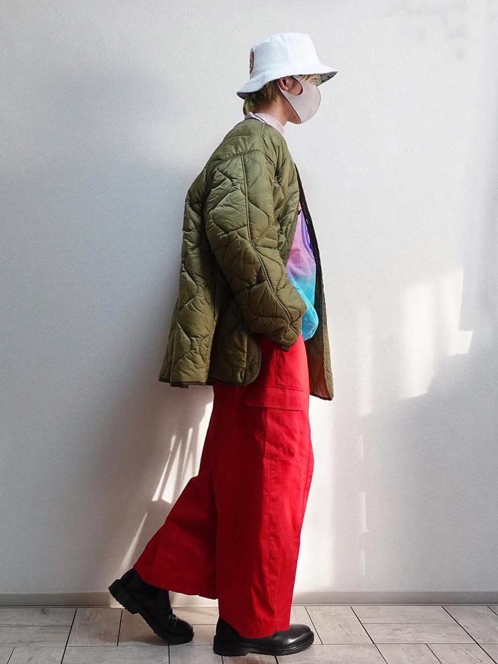 ブルー系のスウェット、グリーン系のモッズコート、その他のワンピース/ドレスを着用したメンズの冬コーディネートの4枚目の写真