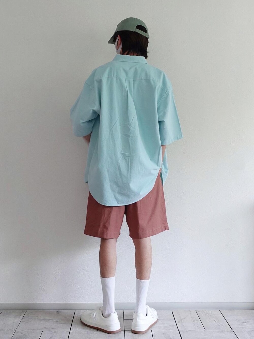 「GU、UNIQLO U、白スニーカー、ハーフパンツ、ショーツ、ビッグシャツ、白Tシャツ、ミントグリーン、キャップ、ピンク、くすみカラー、ラフコーデ、カジュアルコーデ、夏コーデ、プチプラ」｜「GUのアイテム（スニーカー、ホワイト系）」を使った、たなか/ YouTube「田中の試着室」さん（メンズ・175cm）の夏コーディネートの2枚目の写真
