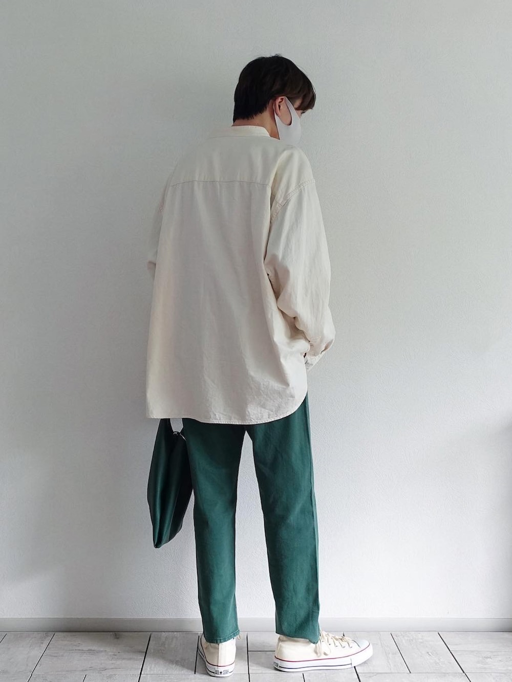 「デニムっていいよね、ジーンズ、ワイドデニム、ワイドパンツ、デニムパンツ、コンバース、converse、白スニーカー、ミニバッグ、レザーバッグ、白シャツ、エアリズムコットンオーバーサイズTシャツ(5分袖)、ユニクロユー、UNIQLO U、ユニクロ」|「CONVERSEのCONVERSE コンバース CVS ALL STAR キャンバス オールスター HI(スニーカー、ホワイト系)」を使った、たなか/ YouTube「田中の試着室」さん(メンズ・175cm)の夏コーディネートの2枚目の写真