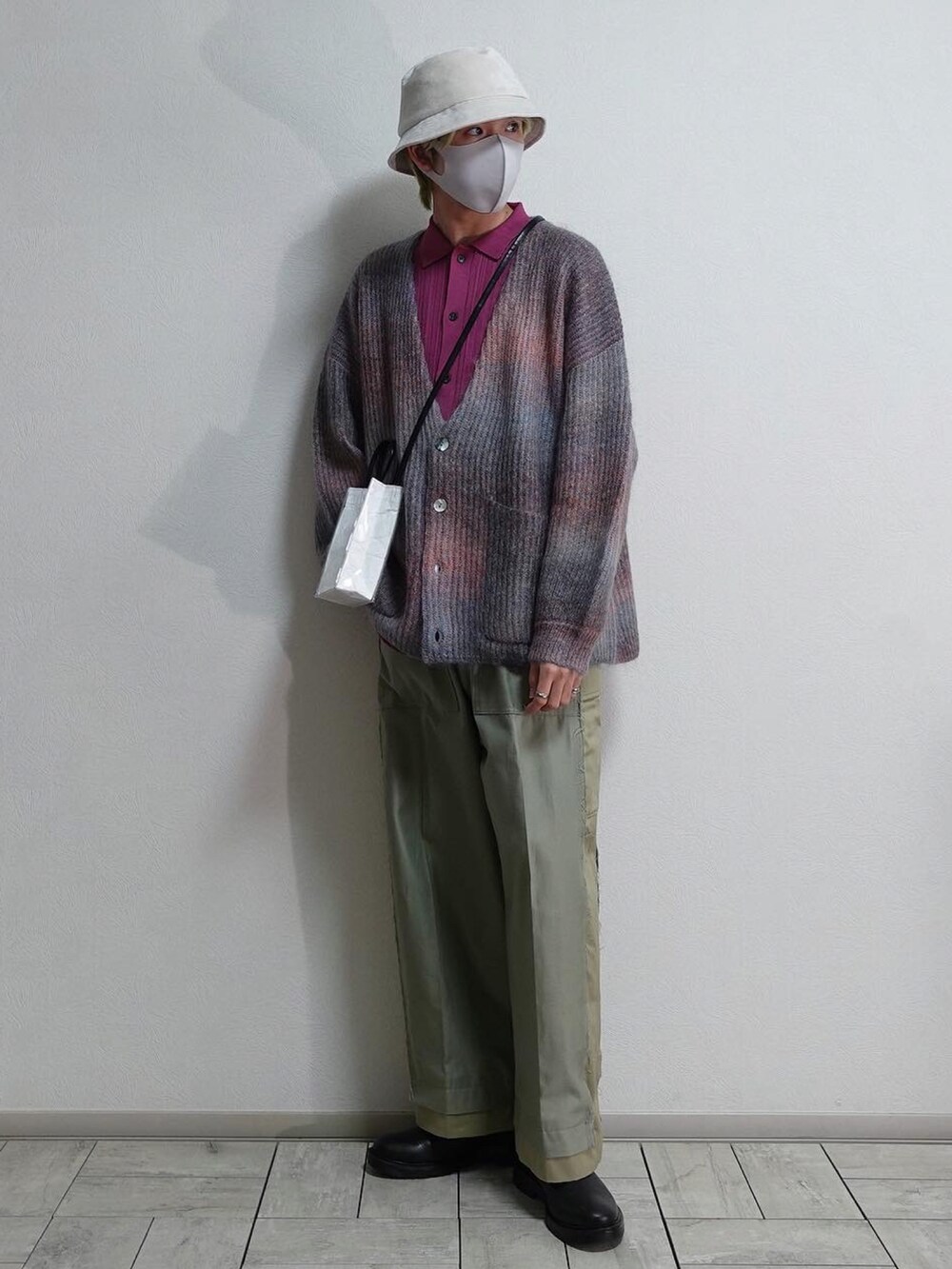 ブラウン系のドレスシューズ、ホワイト系のトートバッグ、グリーン系のカーゴパンツを着用したメンズの冬コーディネートの3枚目の写真