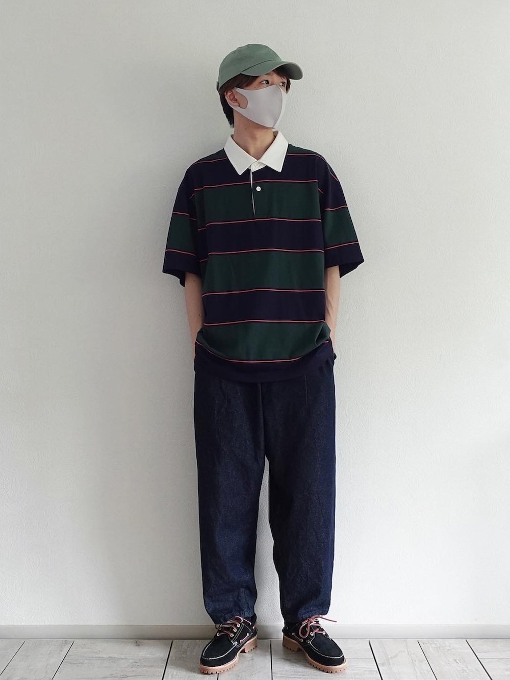 ブラック系のモカシン/デッキシューズ、ブルー系のデニムパンツ、その他のワンピース/ドレスを着用したメンズの夏コーディネートの2枚目の写真