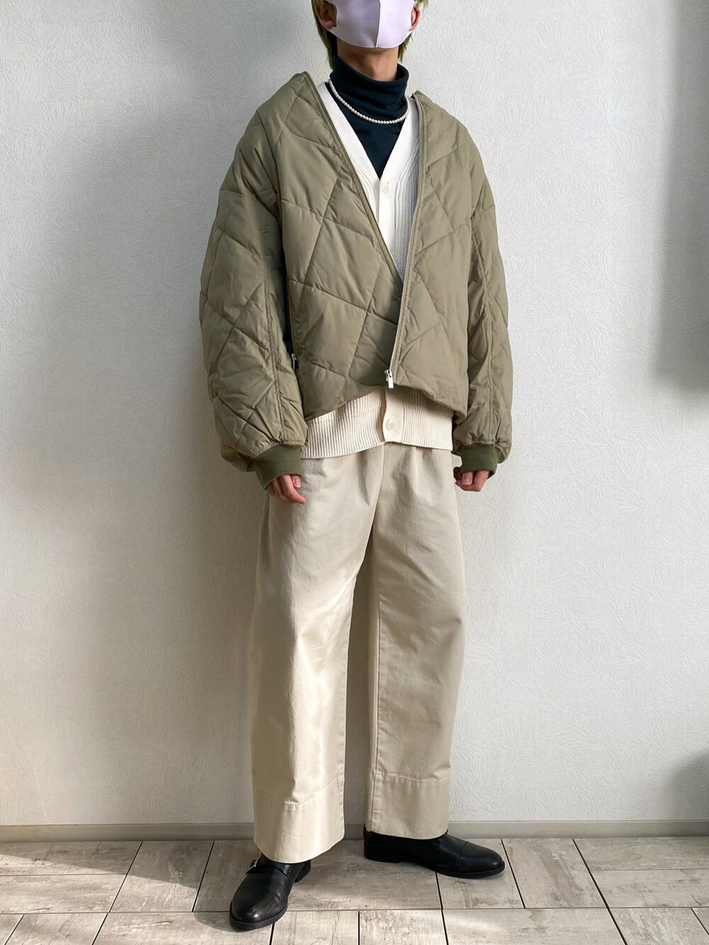 「stylemixer、スタイルミキサー、スタミキ、メンズ、冬コーデ、トートバッグ、キルティングジャケット、ミリタリー、UNIQLO U、UNIQLOコーデ、ユニクロ、GUコーデ、革靴、グリーン、タートルネック」|「GU リアルレザー🔥のアイテム(ドレスシューズ、ブラック系)」を使った、たなか/ YouTube「田中の試着室」さん(メンズ・175cm)の冬コーディネートの2枚目の写真
